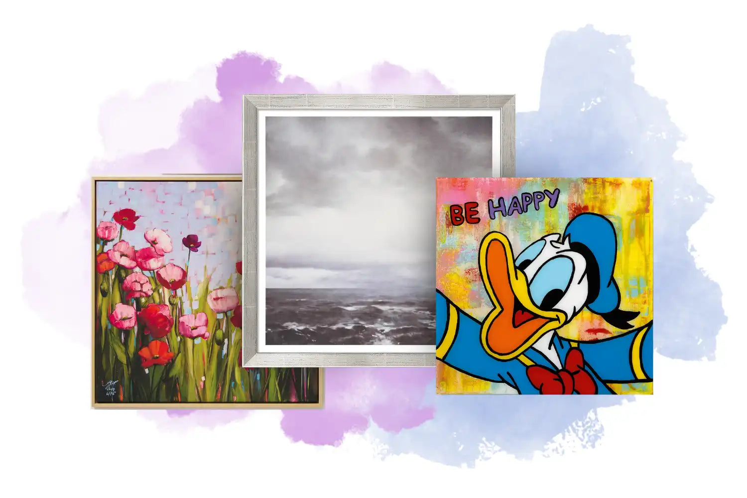 Drei gerahmte Kunstwerke: rosafarbene Blumen, eine graue Meereslandschaft und ein Cartoon Donald Duck mit dem Text Be Happy.
