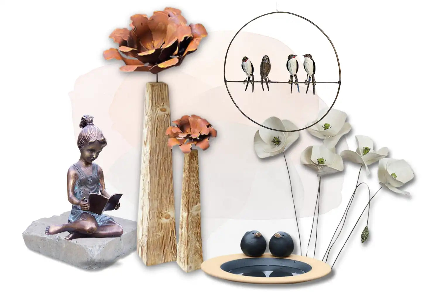 Verschiedene Gartendekorationen: eine Mädchenstatue, Metallblumen, Vögel auf einem Ring, weiße Blumen und ein runder Springbrunnen.