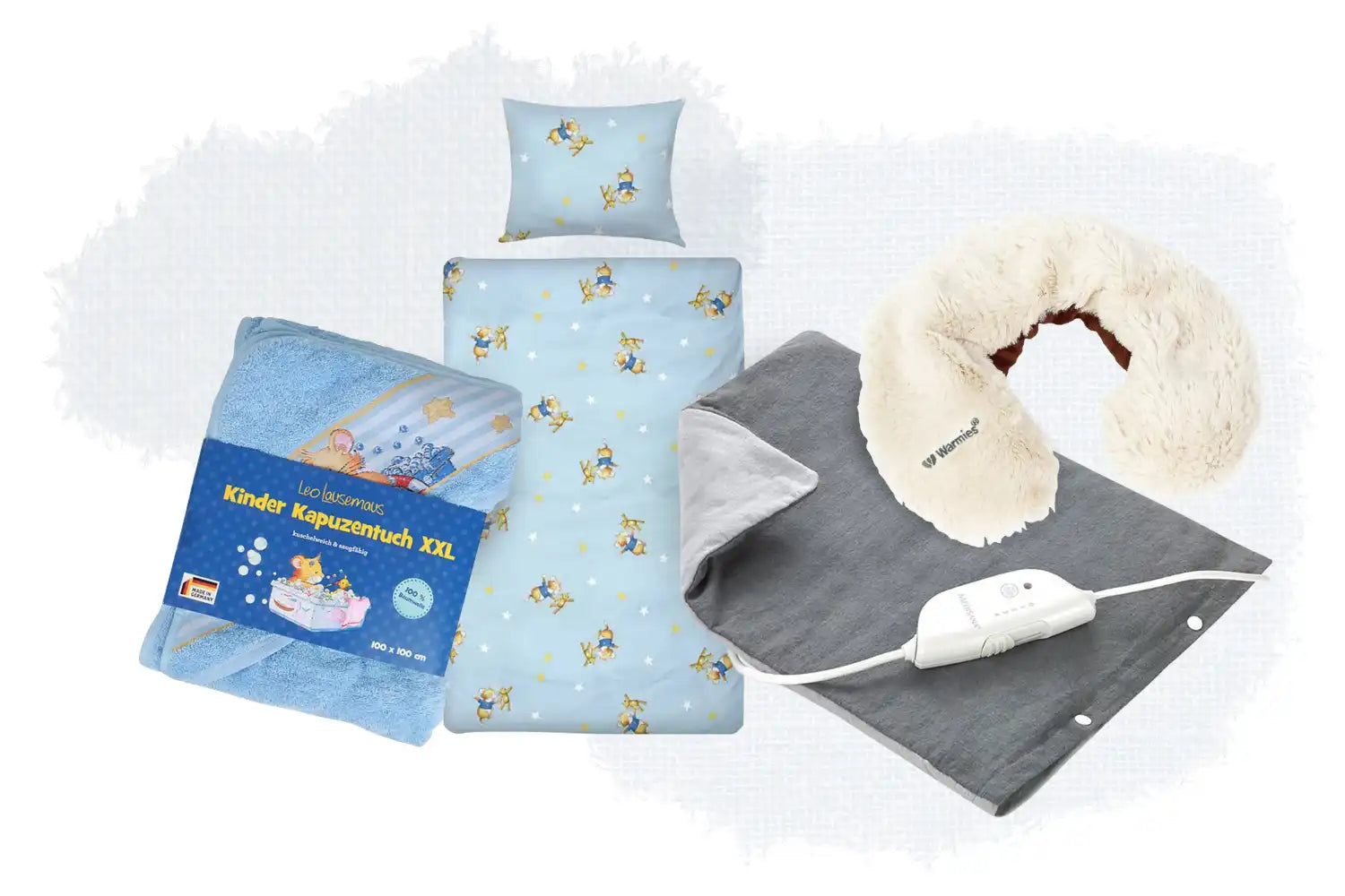 Blaue Kinderbettwäsche, ein blaues Kapuzenhandtuch, ein Heizkissen und ein weißes Nackenkissen.