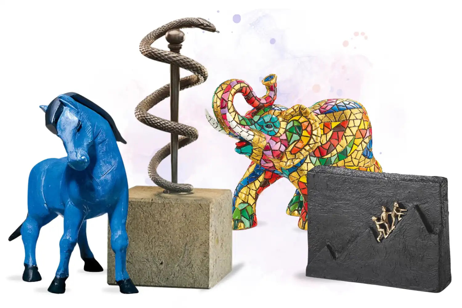 Vier Kunstwerke: ein blaues Pferd, eine Schlangenskulptur, ein bunter Elefant und eine schwarze Tafel mit goldenem Muster.