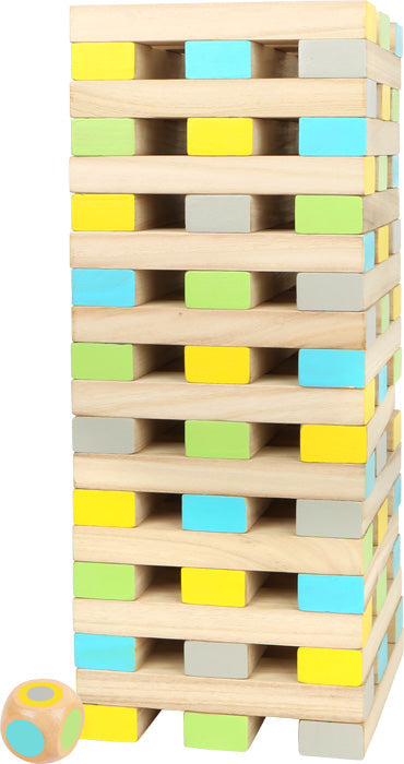 Ein gestapelter Holzklötzchenturm mit bunten Klötzen und einem passenden Würfel davor – dieses Geschicklichkeitsspiel ist aus 100 % FSC®-zertifiziertem Holz gefertigt und sorgt für umweltfreundlichen Spielspaß.