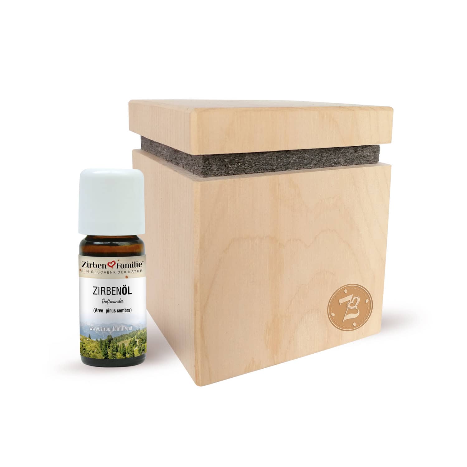 Das Zirbenwürfel-Set Premium-Edition besteht aus einem Fläschchen ätherischen Öls und einer hellen Zirbenwürfel-Box aus Holz, komplett mit Filzstreifen und Logo.