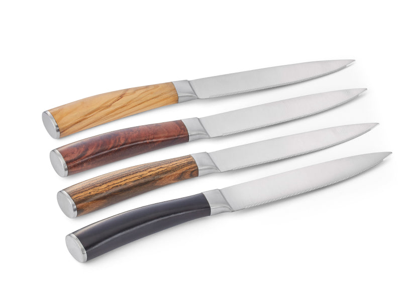 Vier gezackte Steakmesser mit Echtholzgriff in unterschiedlichen Farben sind in einer Reihe auf weißem Hintergrund angeordnet – das perfekte Steakmesserset für jeden Tisch, ideal als Geschenk mit oder ohne Geschenkbox.