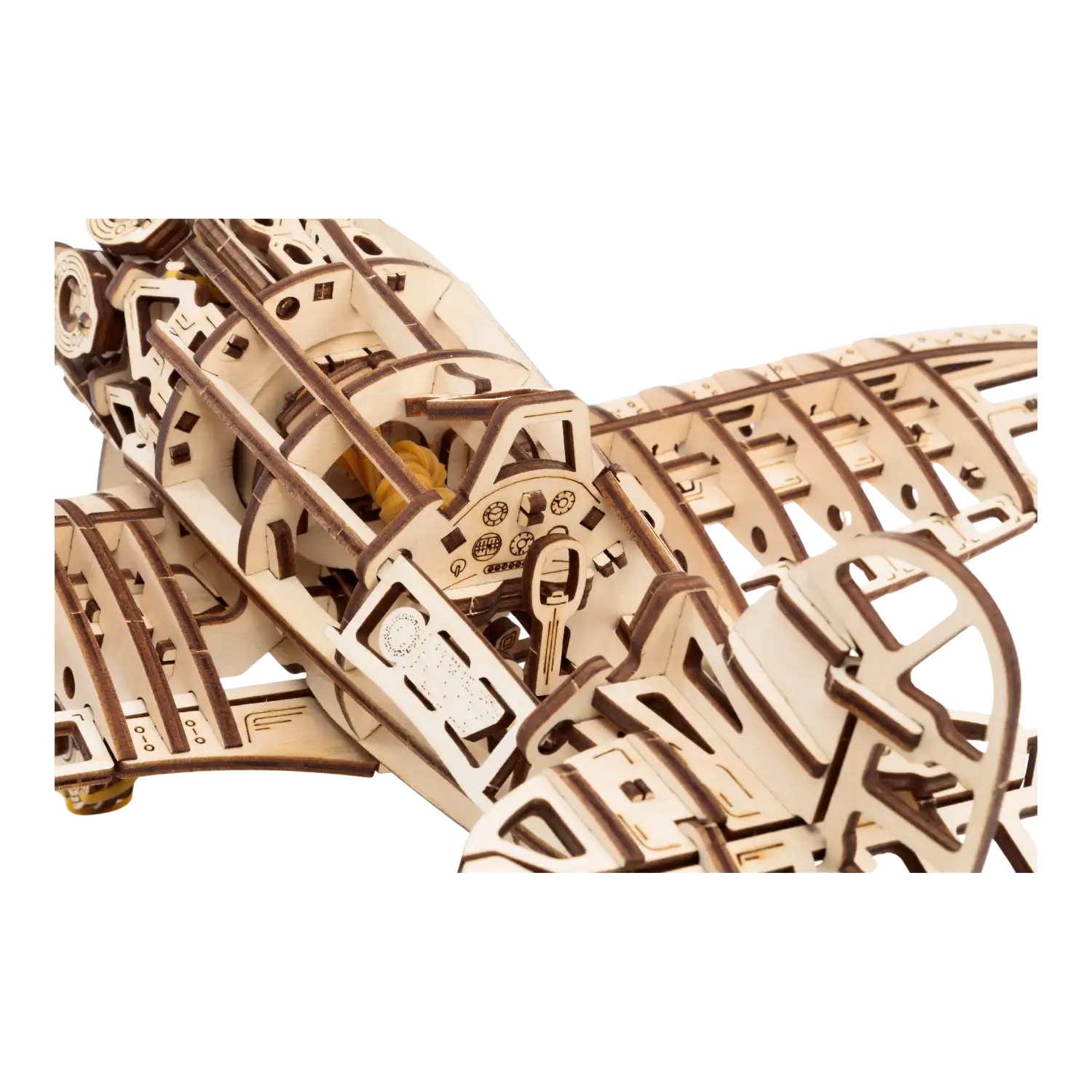 Nahaufnahme eines 3D-Holzpuzzle-Flugzeugs aus umweltfreundlichem Schichtholz mit detaillierten Details wie Zahnrädern und Cockpitinstrumenten. Die Konstruktion besteht aus einer Gitterstruktur mit sichtbaren ineinandergreifenden Teilen und einem Propeller an der Spitze.