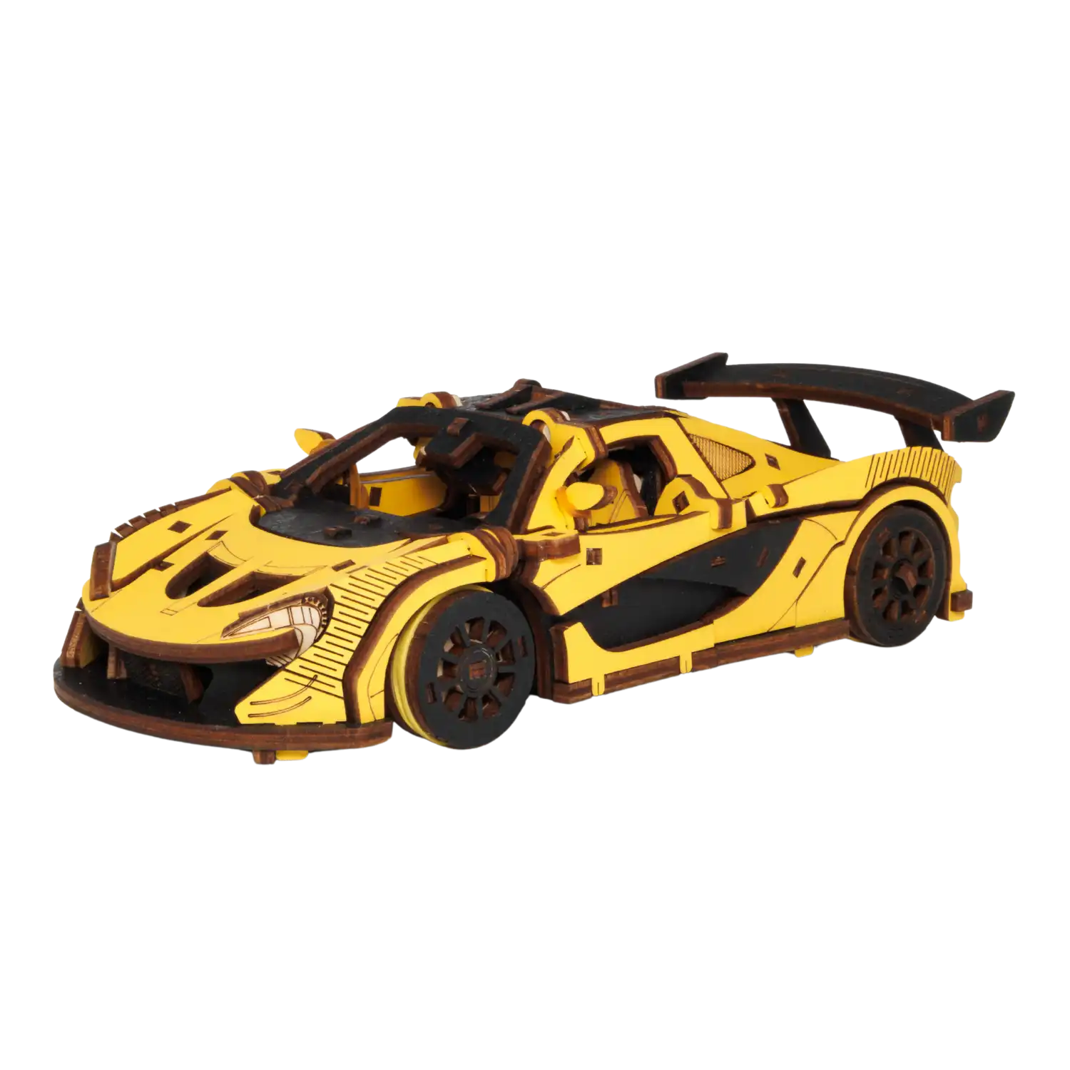 Das 3D-Holzpuzzle Racing Car gelb ist ein detailreicher gelber Rennwagen mit schwarzen Akzenten, filigranen Rädern und einem großen Heckspoiler. Mit offenen Türen und sichtbaren Innenraumelementen fängt es die Essenz eines Rennerlebnisses vor schlichtem weißem Hintergrund ein.