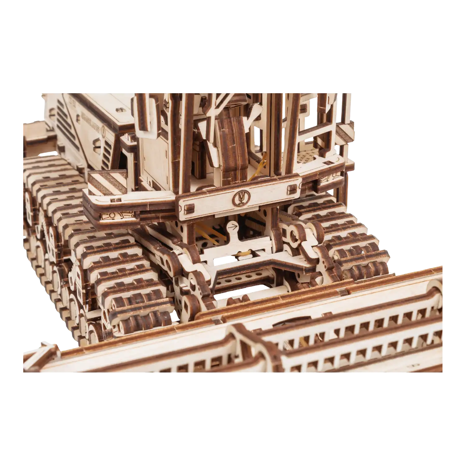 3D-Holzpuzzle Mähdrescher, so präzise wie ein CSS-Layout im Webdesign.