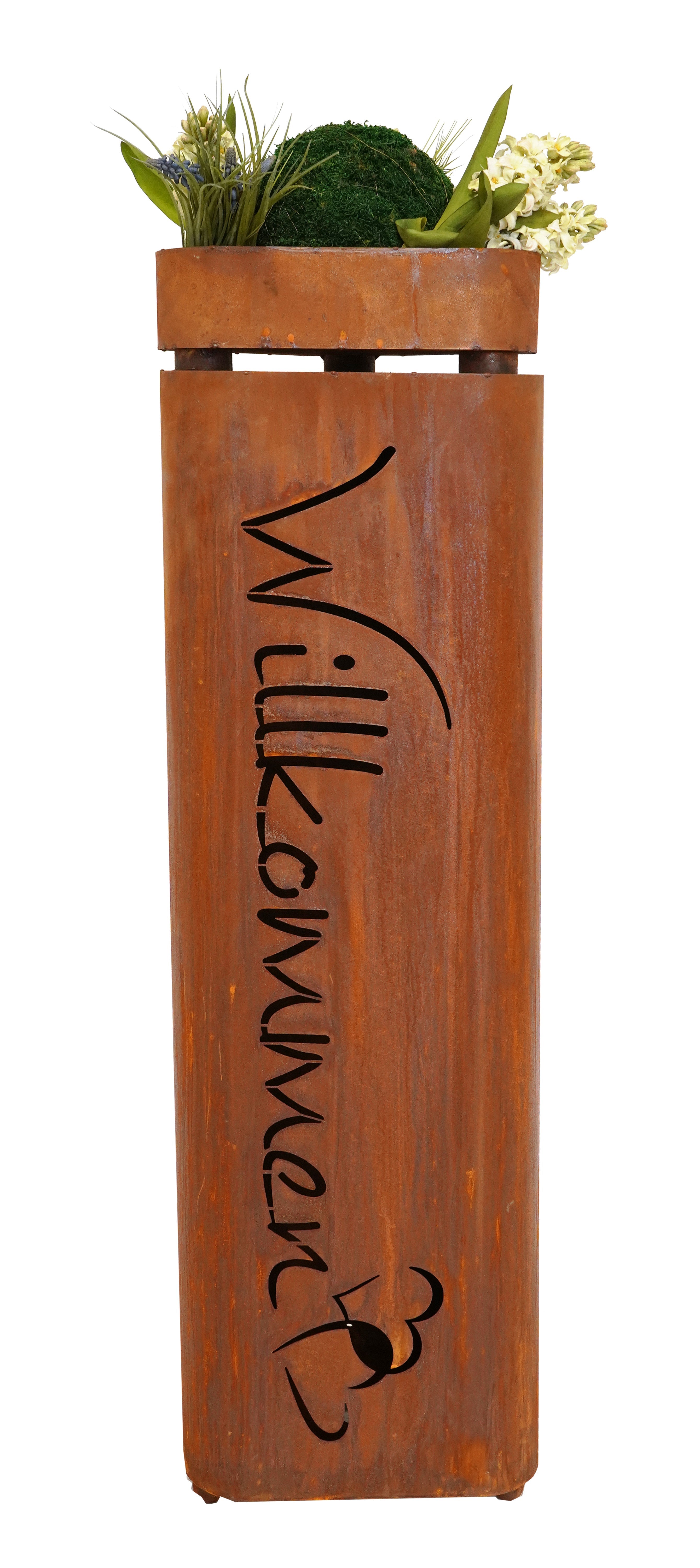 Edelrost Pflanzsäule Willkommen mit Schale, dekoriert mit Blumen obendrauf.