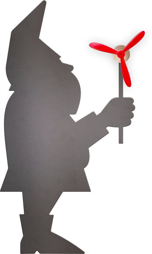 Silhouette unseres Gartenzwergs – ein Gnom, der einen Stock mit einem roten Windrad mit drei Flügeln hält – eine unserer bezaubernden Gartenfiguren, aus Stahl gefertigt für bleibende Anziehungskraft.