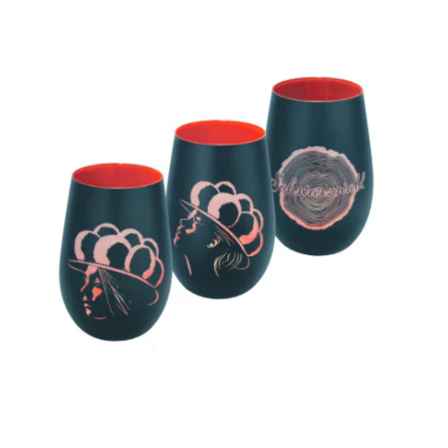 Drei schwarze Glaswindlichter mit Schwarzwaldgravur, jedes mit roter Innenseite und rosa geätzten Gesichtern und kreisförmigen Motiven, fangen die Mystik der Schwarzwalddame ein und rufen wahre Schwarzwaldliebe hervor.