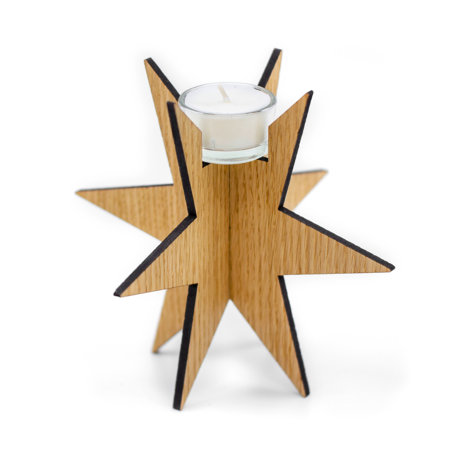 Der Teelichthalter Sternenlicht ist ein sternförmiger Kerzenhalter aus Holz mit einem Teelicht oben drauf – ideal, um festliche Weihnachtstradition in Ihren Raum zu bringen (isoliert auf Weiß dargestellt).