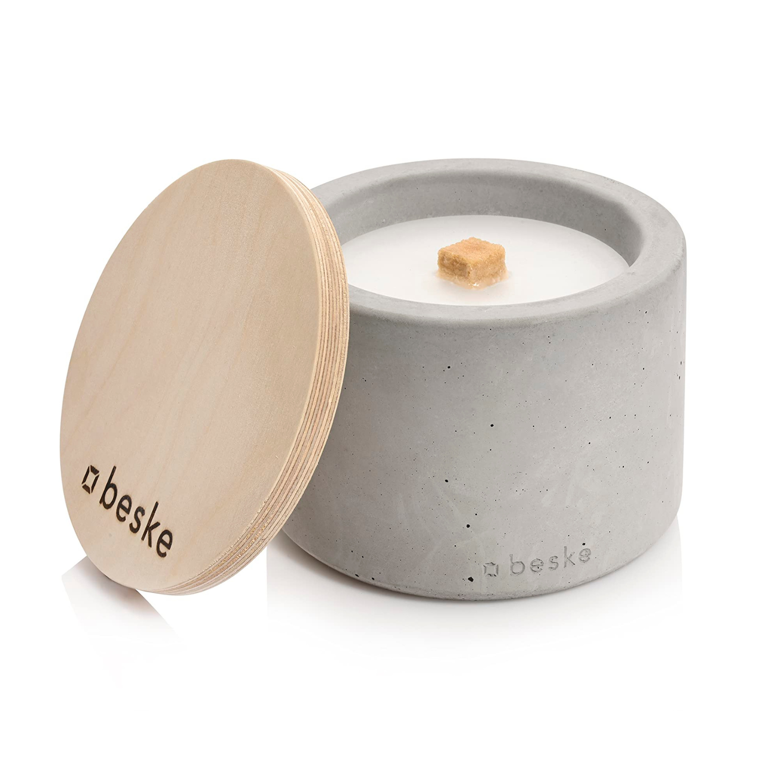 Eine Betonfeuerkerze mit Holzdeckel und beske-Anhänger bringt Lagerfeuerstimmung in jeden Raum.