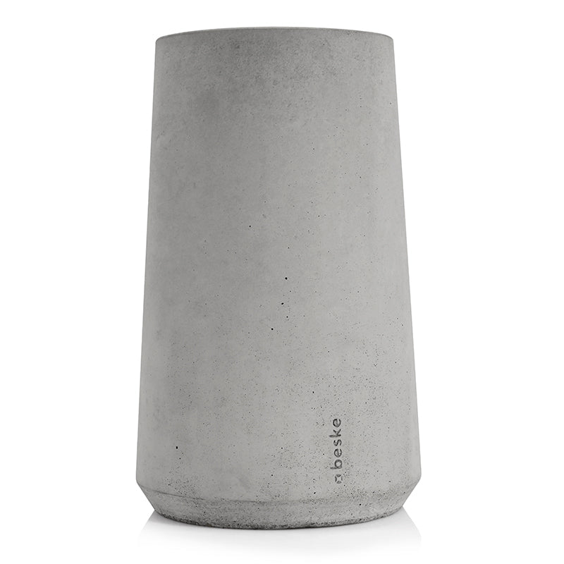 Der Beske Weinkühler „Eiskar“ ist ein minimalistischer grauer Betonkühler mit glatter, zylindrischer Form und dezentem Logo – perfekt als stylisches Betonprodukt oder zum Kühlen Ihrer nächsten Flasche Weißwein.