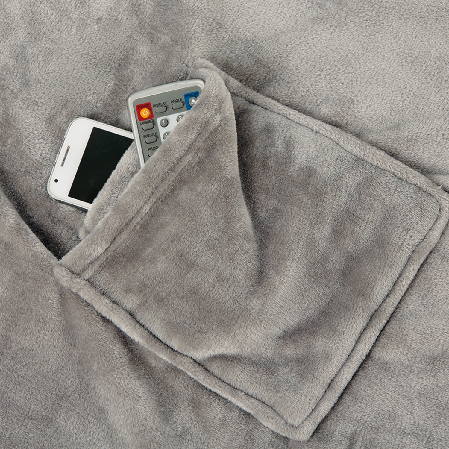 Die graue, weiche Fleece-Kuscheldecke mit Ärmeln verfügt über eine praktische Tasche für ein weißes Smartphone und eine TV-Fernbedienung.