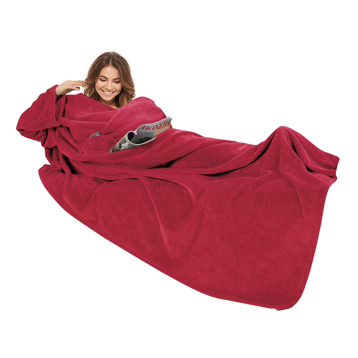 Frau lächelt, gemütlich in Kuscheldecke mit Ärmeln 150 x 240 cm, rote Decke.