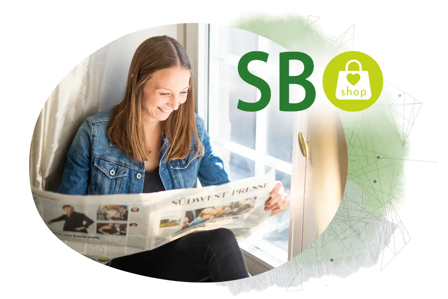 Eine lächelnde Frau liest eine Zeitung an einem hellen Fenster, neben ihr das Logo eines SB-Geschäfts.