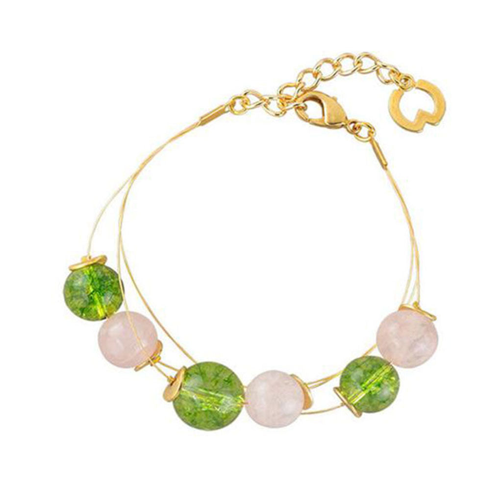 Das Armband „Frühling“ kombiniert auf elegante Weise abwechselnd Peridot- und Rosenquarzperlen, die durch dünne Drähte aus vergoldetem Messing verbunden sind, und verfügt über einen verstellbaren Goldverschluss mit einem kleinen Herzanhänger.