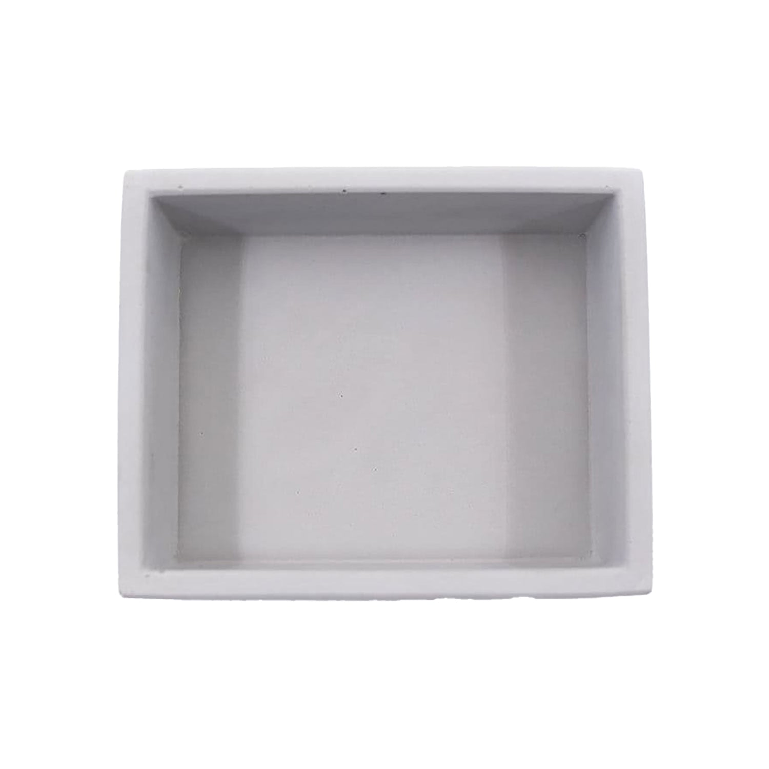 Eine quadratische Aufbewahrungsbox mit Eichenholzdeckel, deren glatte Kanten von oben sichtbar sind. Vor einem reinweißen Hintergrund kommen der leere Innenraum und das schlichte, aber elegante Design wunderbar zur Geltung.