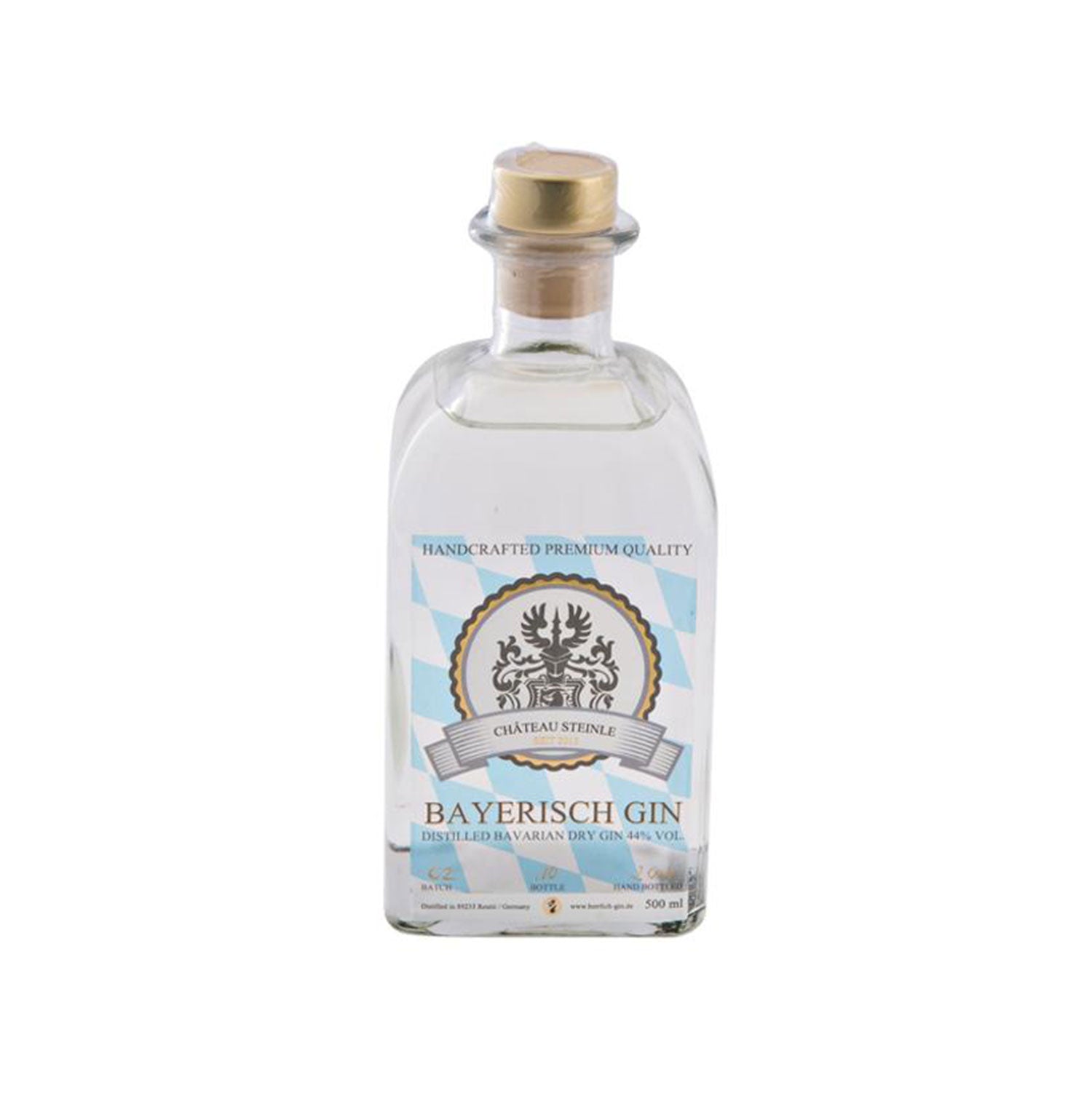 Eine Flasche Bayerisch Gin mit goldenem Verschluss trägt ein Wappen auf dem Etikett mit der Aufschrift „Château Steinle“, „Handgefertigte Premiumqualität“ und „Destilliert in Bayern“. Der mit pflanzlichen Inhaltsstoffen angereicherte Gin enthält 40 Vol.-% Alkohol.