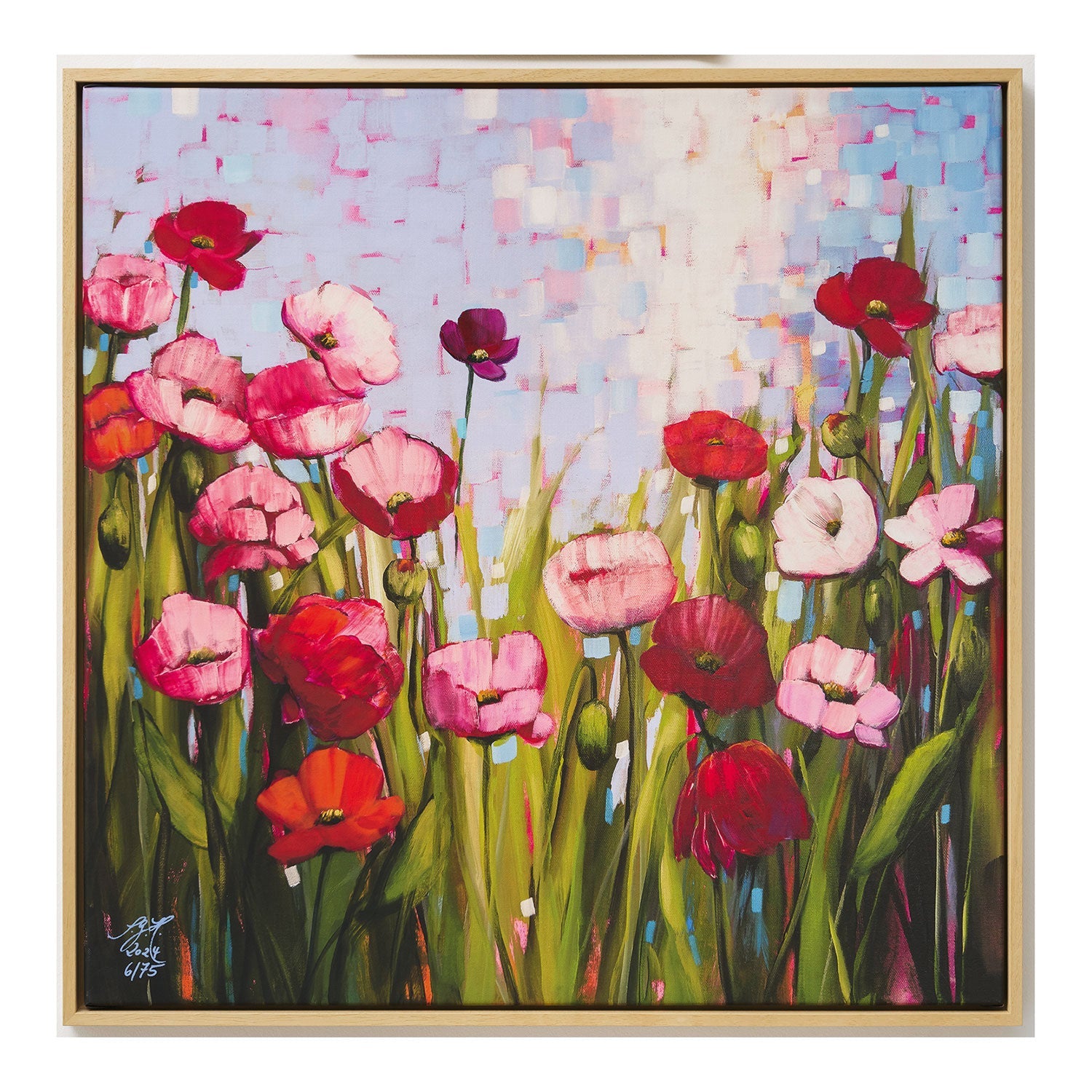 Das gerahmte Giclée »MY POPPIES 1«, ein Serien-Unikat aus dem Jahr 2023, zeigt ein leuchtendes Blumenfeld mit rosa, roten und weißen Blüten inmitten grüner Stängel und Blätter vor einem strukturierten blau-weißen Himmel im Hintergrund.