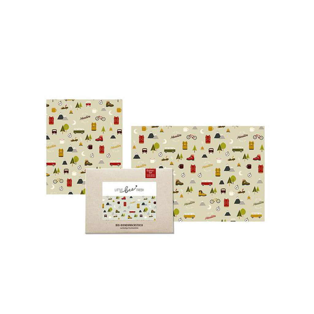 Das umweltfreundliche Bio-Bienenwachstuch-Outdoor-Set besteht aus Notizbuch, Ordner und Box mit Naturmotiven wie Bäumen, Zelten und Ferngläsern auf hellem Hintergrund. Perfekt für plastikfreie Einpacken-Abenteuer.