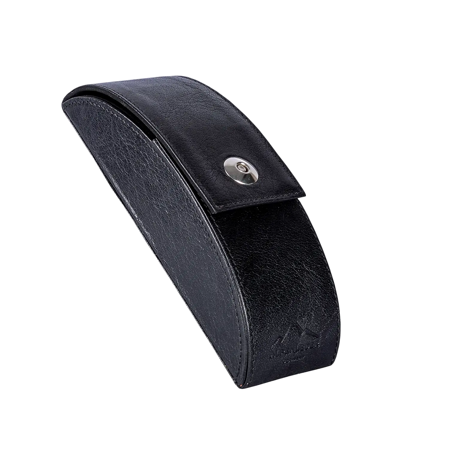 Brillenetui "GLUST" aus schwarzem Leder mit silberner Schließe auf weißem Hintergrund.