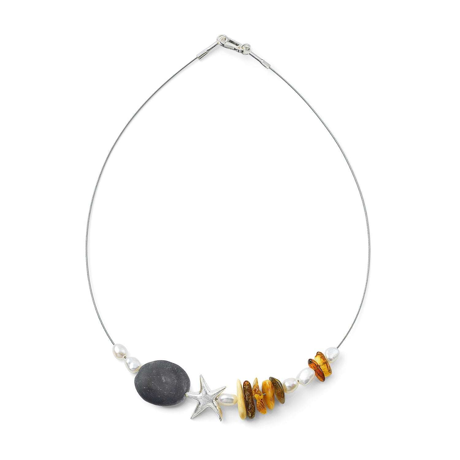 Die Halskette „Dünenschatz“ präsentiert einen zentralen schwarzen Stein, einen silbernen Seestern-Anhänger aus 925er Sterlingsilber, mit abwechselnden Bernstein- und Perlenperlen auf einem dünnen Draht.