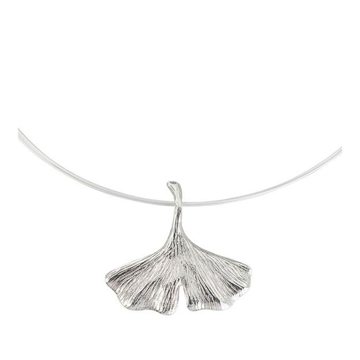Das Collier "Ginkgo" Silber ist eine elegante Halskette aus 925er Sterlingsilber mit einem einzigartig geformten Ginkgoblatt-Anhänger. Seine filigranen Texturen betonen die natürliche Blattaderung und hängen anmutig an einer dünnen Kette – perfekt für alle, die zeitlosen Charme mit einzigartigem Charakter suchen.