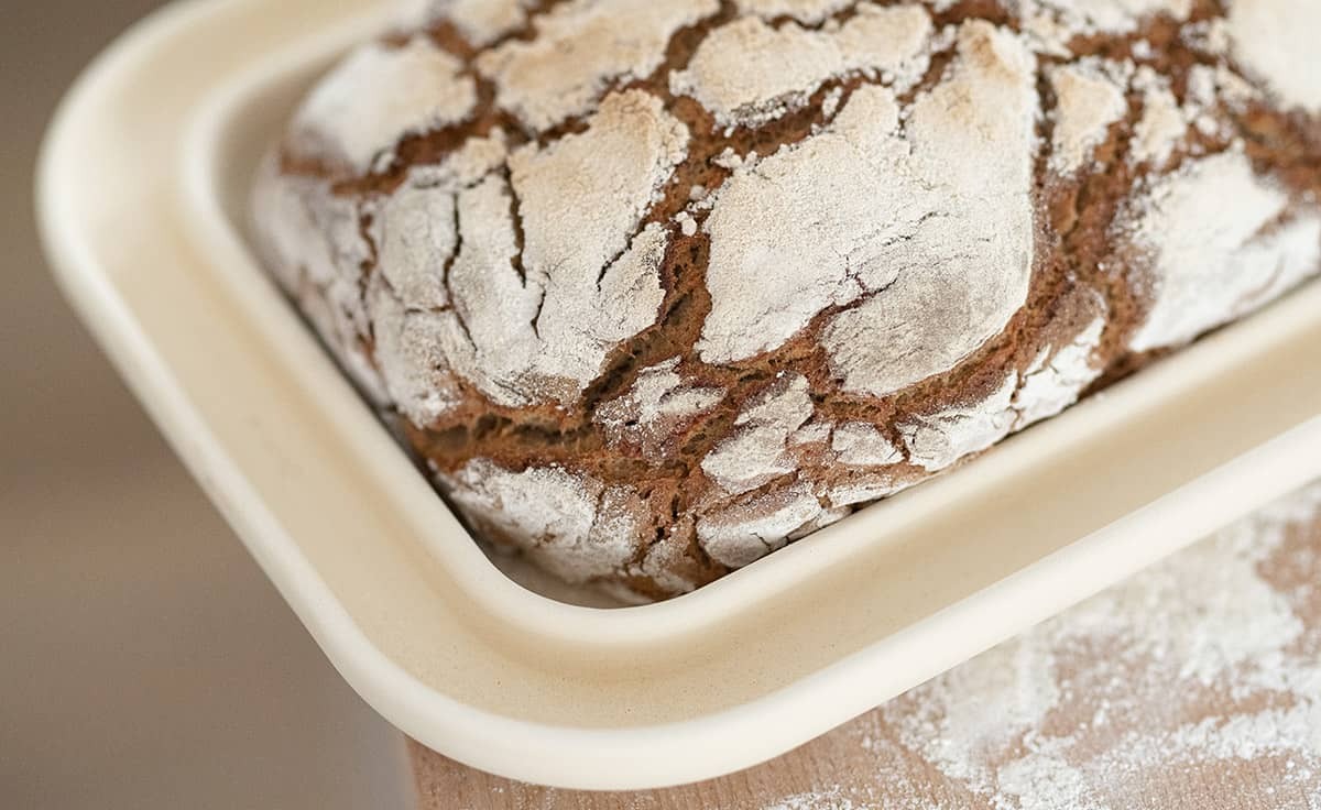 Eine Nahaufnahme von rustikalem Brot in der BREADCAKE patentierten Backplatte.