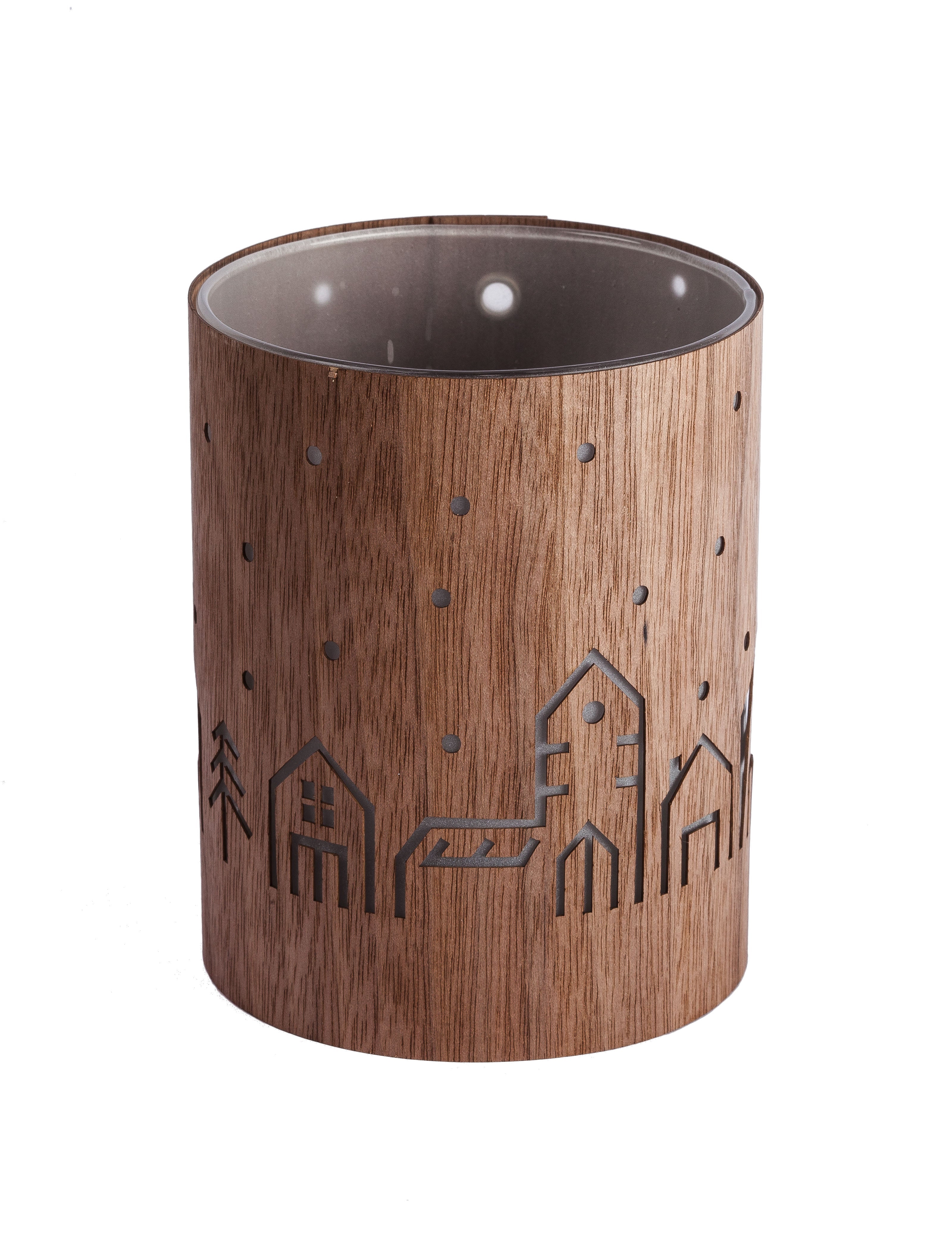 Der Kerzenhalter „Windlicht Winterlicht“ aus Nussbaumholz besticht durch ausgeschnittene Häuser und Bäume mit Löchern für Schneeflocken – ideal, um eine gemütliche Winteratmosphäre zu schaffen.