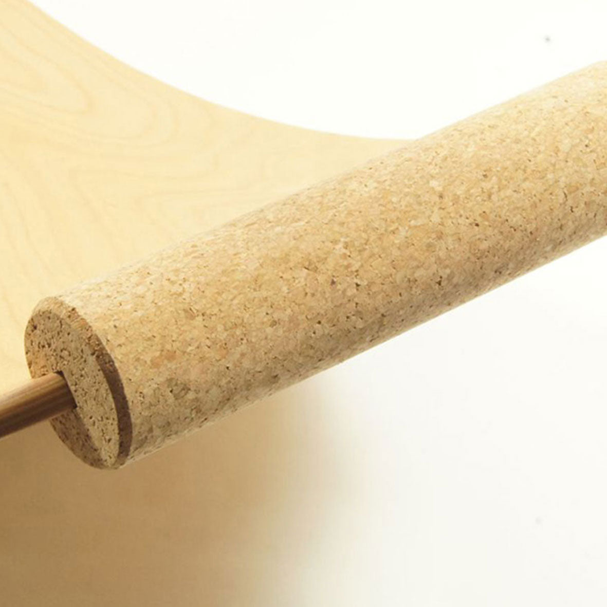Zubehör für Balanceboard: die.Rollen auf die Kanten von das.Brett gesteckt