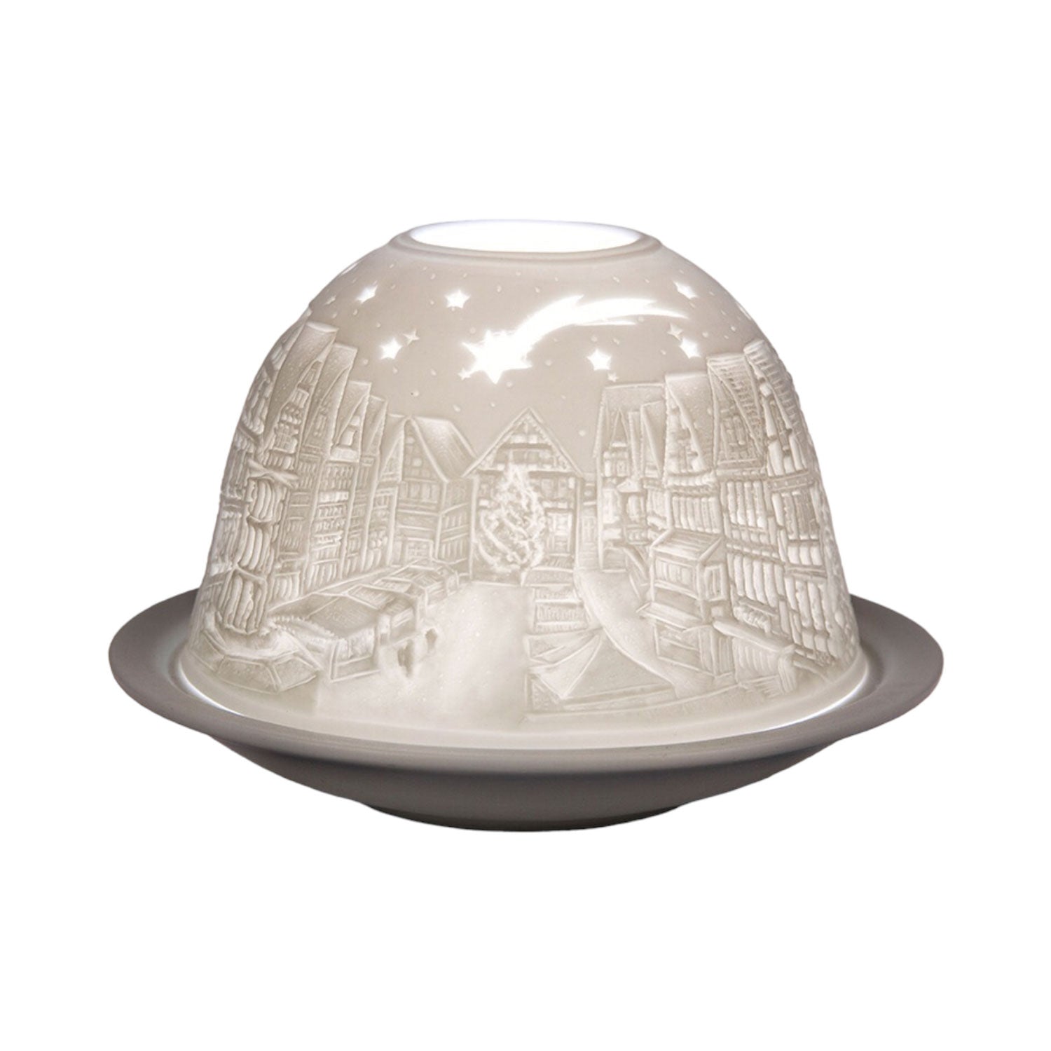 Die Kuppelleuchte „Weihnachtszauber“ ist ein Porzellanstück mit einem aufwendigen Reliefmotiv, das eine winterliche Dorfszene darstellt. Sie zeigt schneebedeckte Häuser, einen zentralen Weihnachtsbaum und eine Sternschnuppe, die elegant auf einem flachen, runden Sockel ruht.