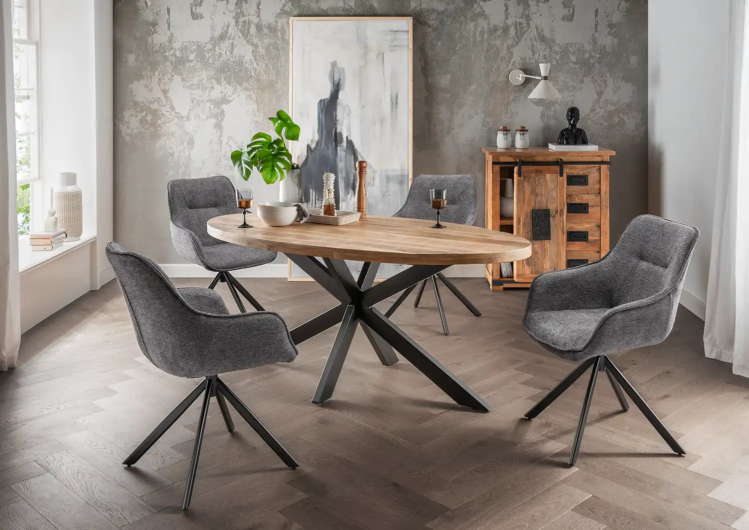 Modernes Esszimmer mit Diningsessel San Carlo und abstrakter Wandkunst.