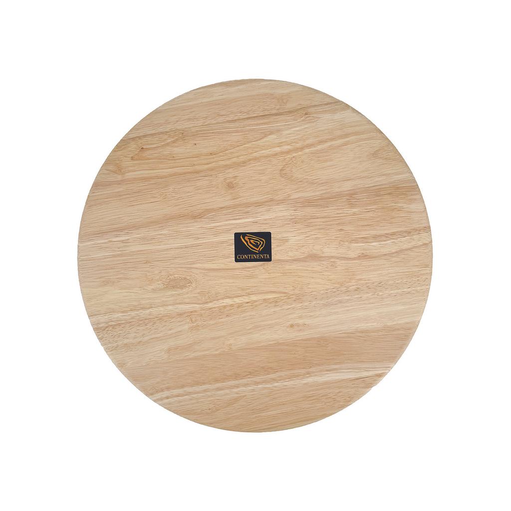 Ein rundes Schneidebrett aus Gummibaumholz mit hellem Naturfinish. Es verfügt über ein kleines Logo mit abstraktem Design in der Mitte und der Aufschrift „CONINXSTAY“ darunter. Produkt: Drehbares Servierbrett aus Gummibaumholz.