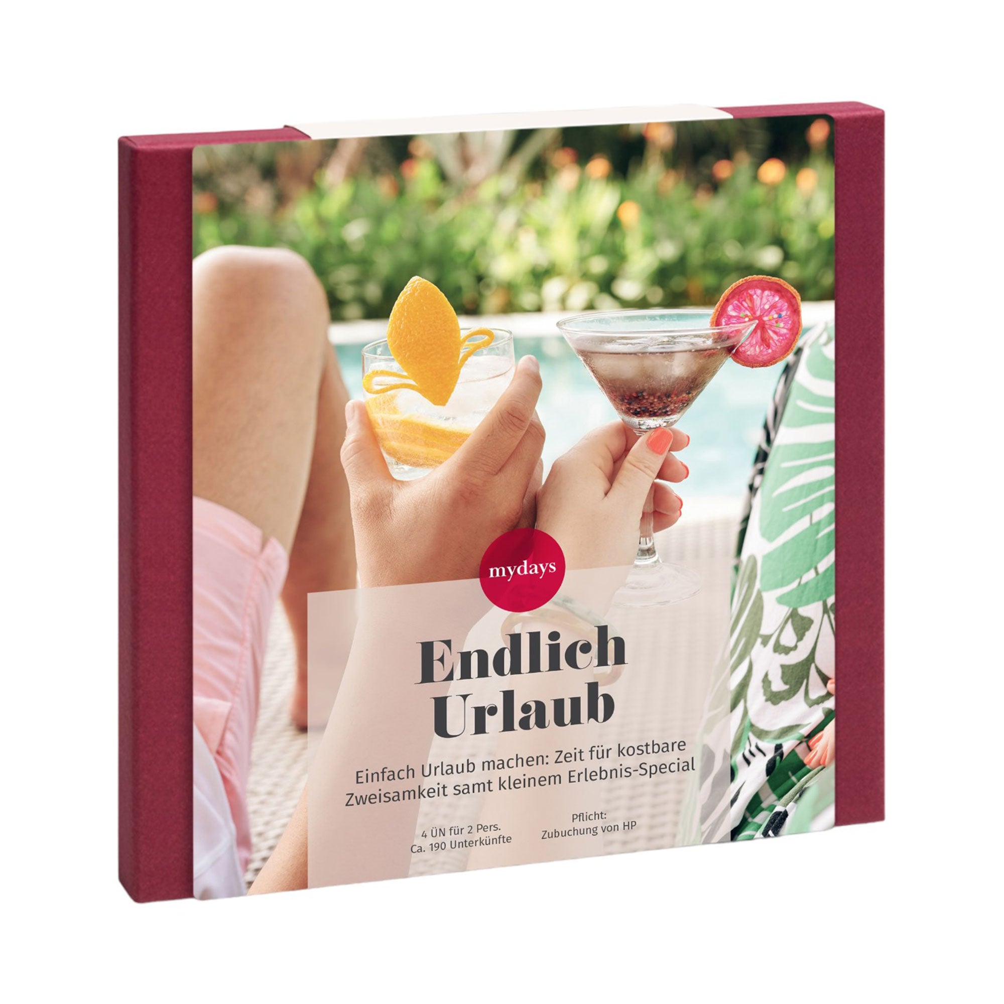 Die Erlebnis-Box Endlich Urlaub verfügt über einen rot umrandeten Geschenkbox-Einband, der zwei Personen zeigt, die inmitten üppiger Vegetation an einem Pool Getränke anstoßen und ein Kurzurlaub-Erlebnis für ultimative Entspannung fördern.