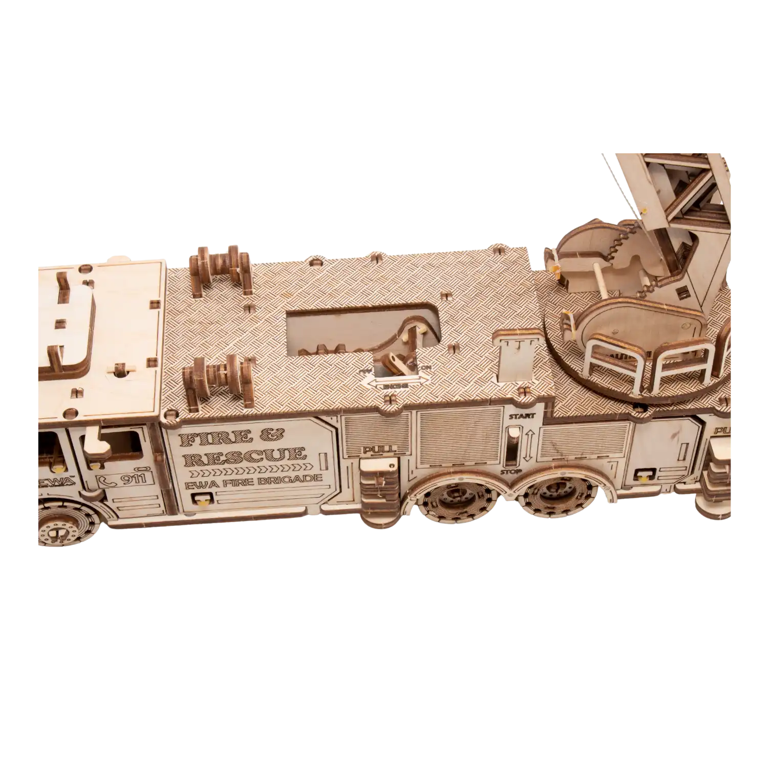 Das 3D-Holzpuzzle Mechanisches Feuerwehrauto ist ein detailliertes Holzmodell mit Leiter, Turm, Fire & Rescue-Markierungen mit Logo, sichtbaren Zahnrädern und fördert die Feinmotorik.