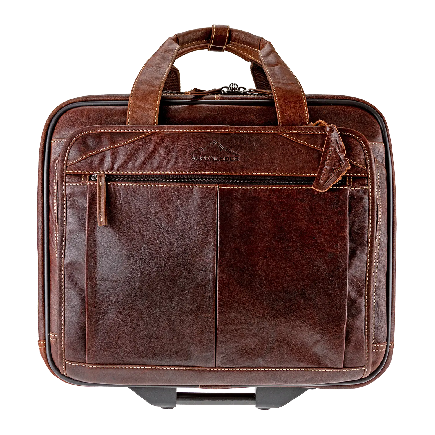 Der Akten Trolley DENVER aus poliertem braunem Leder mit zwei Griffen und einer Reißverschlusstasche vorne steht aufrecht auf weißem Untergrund. Ein kleines Etikett ziert einen Griff und macht ihn zur idealen Wahl für Berufstätige, die Wert auf Stil und Funktionalität legen.