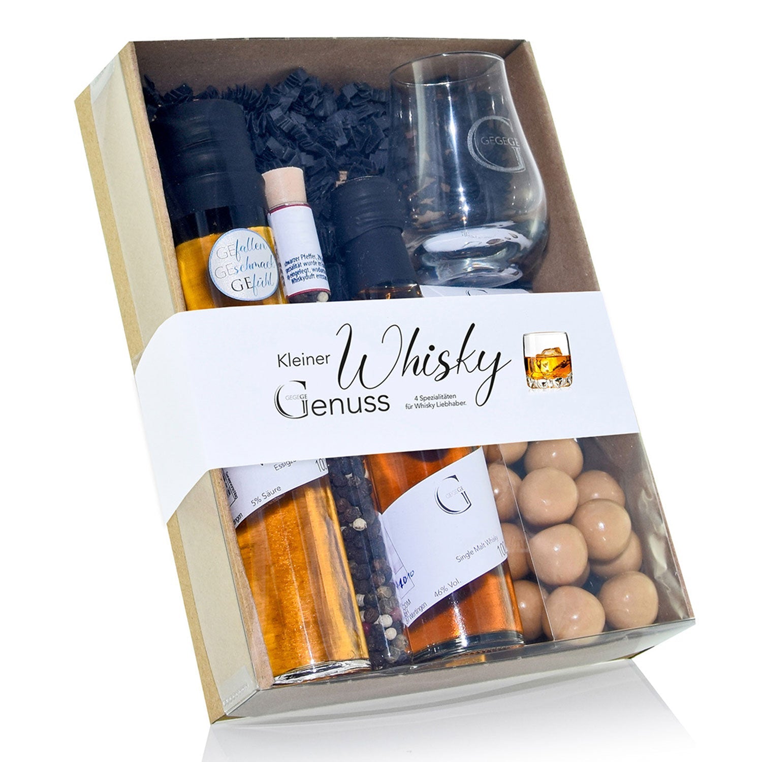 Das Kleiner Whisky Genuss – Geschenkset ist ein exquisites Geschenk für Whiskyliebhaber. Es enthält zwei Whiskyflaschen, ein Glas, schokoladenüberzogene Nüsse und Pfefferkörner. Elegant verpackt mit einem weißen Band mit dem Namen des Kleinen Whiskys verkörpert dieses Set Luxus und Raffinesse.
