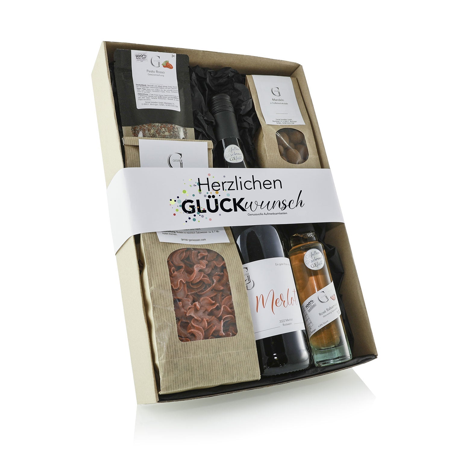 Das Herzlichen Glückwunsch M - Geschenkset mit Alkohol enthält Merlotwein, Pasta, Gewürze und Gourmetartikel in einer festlichen Box mit der Aufschrift „Herzlichen Glückwunsch“, perfekt für elegante Feiern.
