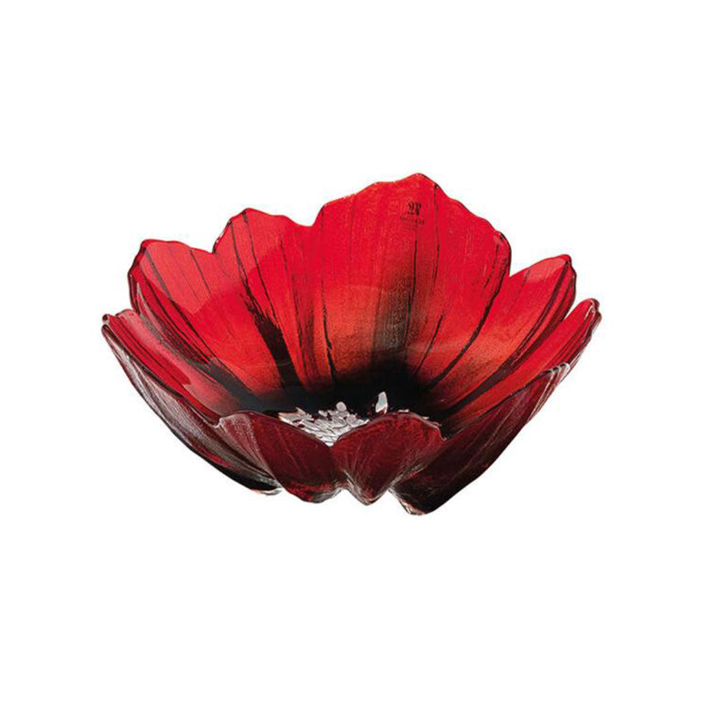 Die Glasschale „Mohnblüte“ Ø 14,5 cm ist eine rote Glasschale von Mats Jonasson, die mit ihren durchscheinenden Blütenblatträndern und der dunklen Mitte einer Blume nachempfunden ist und sich elegant vor einem weißen Hintergrund abhebt.
