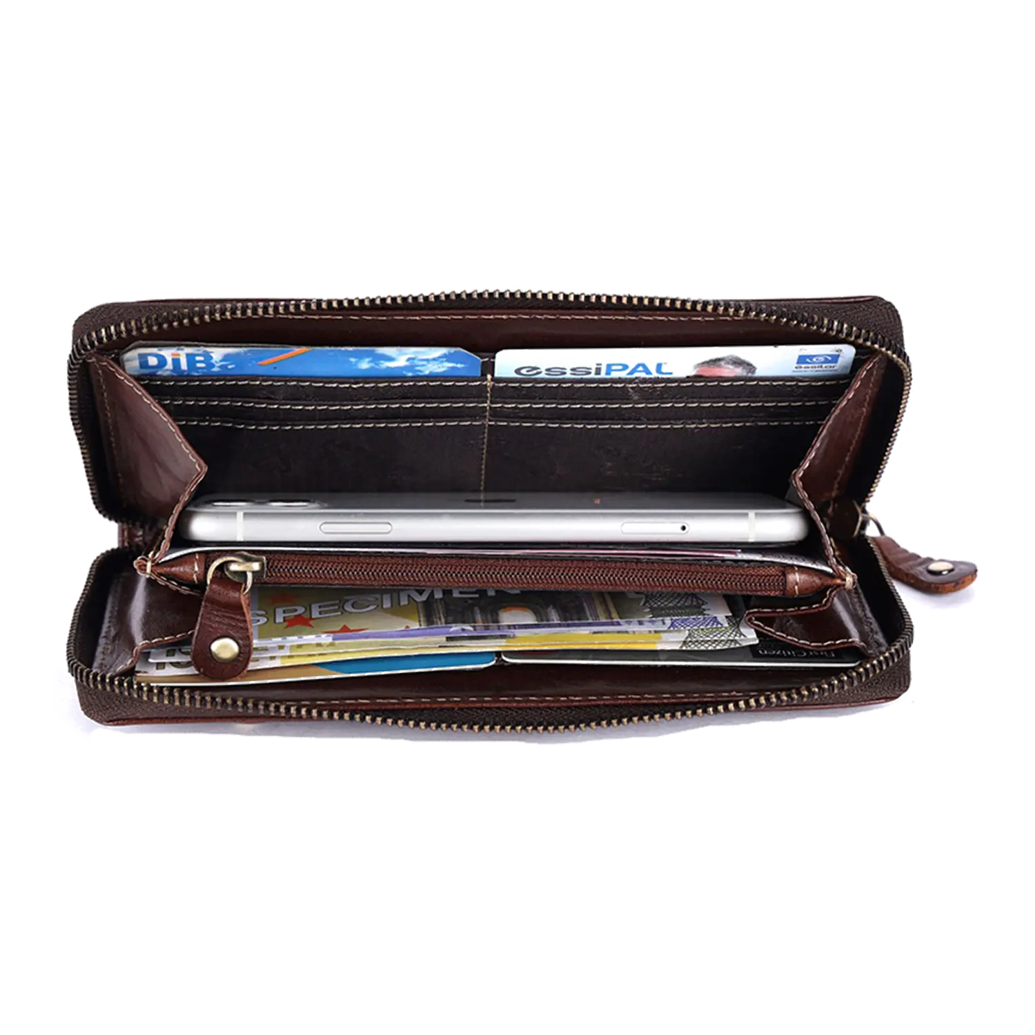 Entdecken Sie die Eleganz unseres Damengeldbeutels GSPUSI aus der Kuhfell-Serie. Dieses offene Portemonnaie aus braunem Leder mit Reißverschluss und RFID-Schutz bietet sicheren Platz für Ihr Smartphone, Ihre Bankkarten und Ihre Geldscheine in mehreren Fächern – für eine perfekte Kombination aus Stil und Sicherheit.