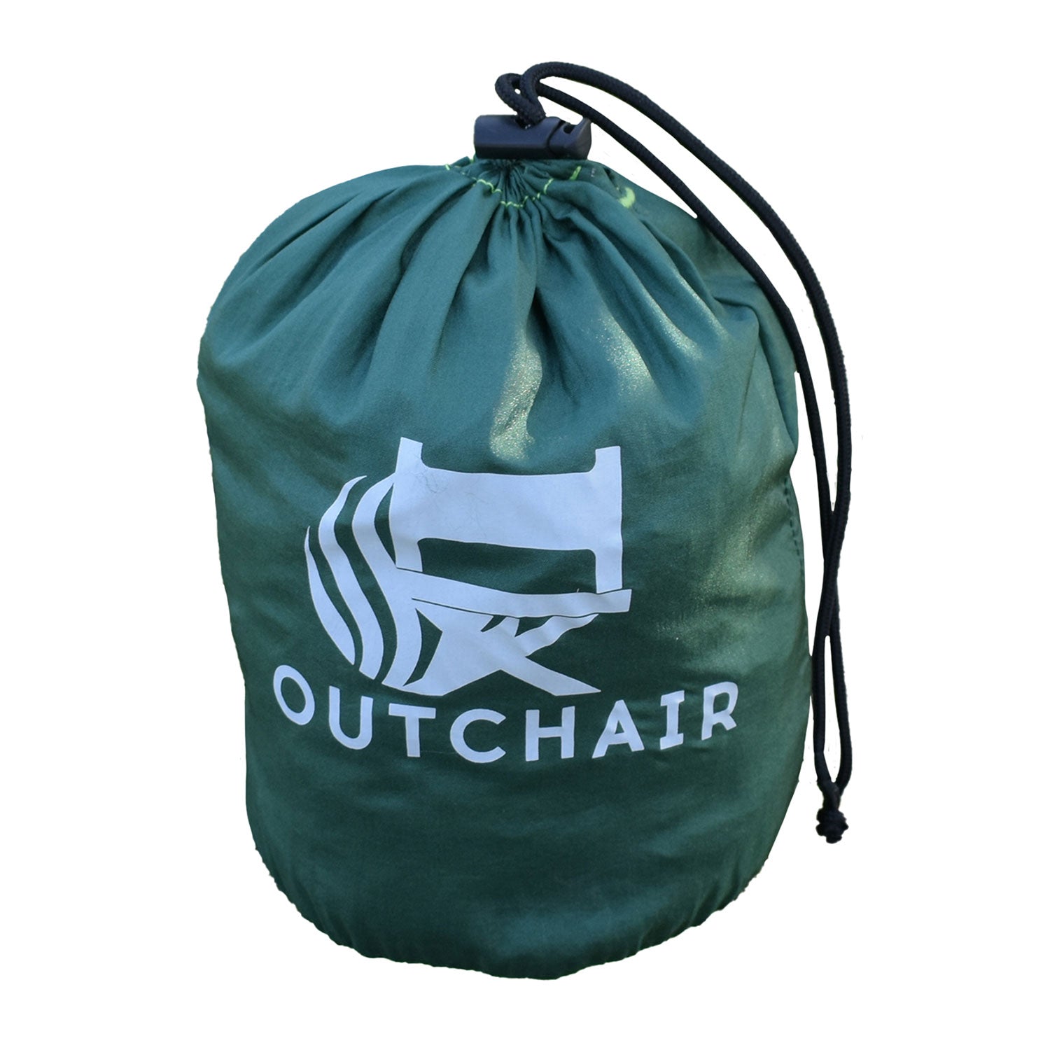 Ein grüner Kordelzugbeutel mit der Aufschrift „OUTCHAIR“ in Weiß, mit einem Stuhl und einem stilisierten Globus-Design, perfekt zum Tragen einer superleichten Hängematte. Er wird oben mit einem schwarzen Kordelzug und einem Kunststoffverschluss gesichert, wodurch er leicht transportierbar ist.