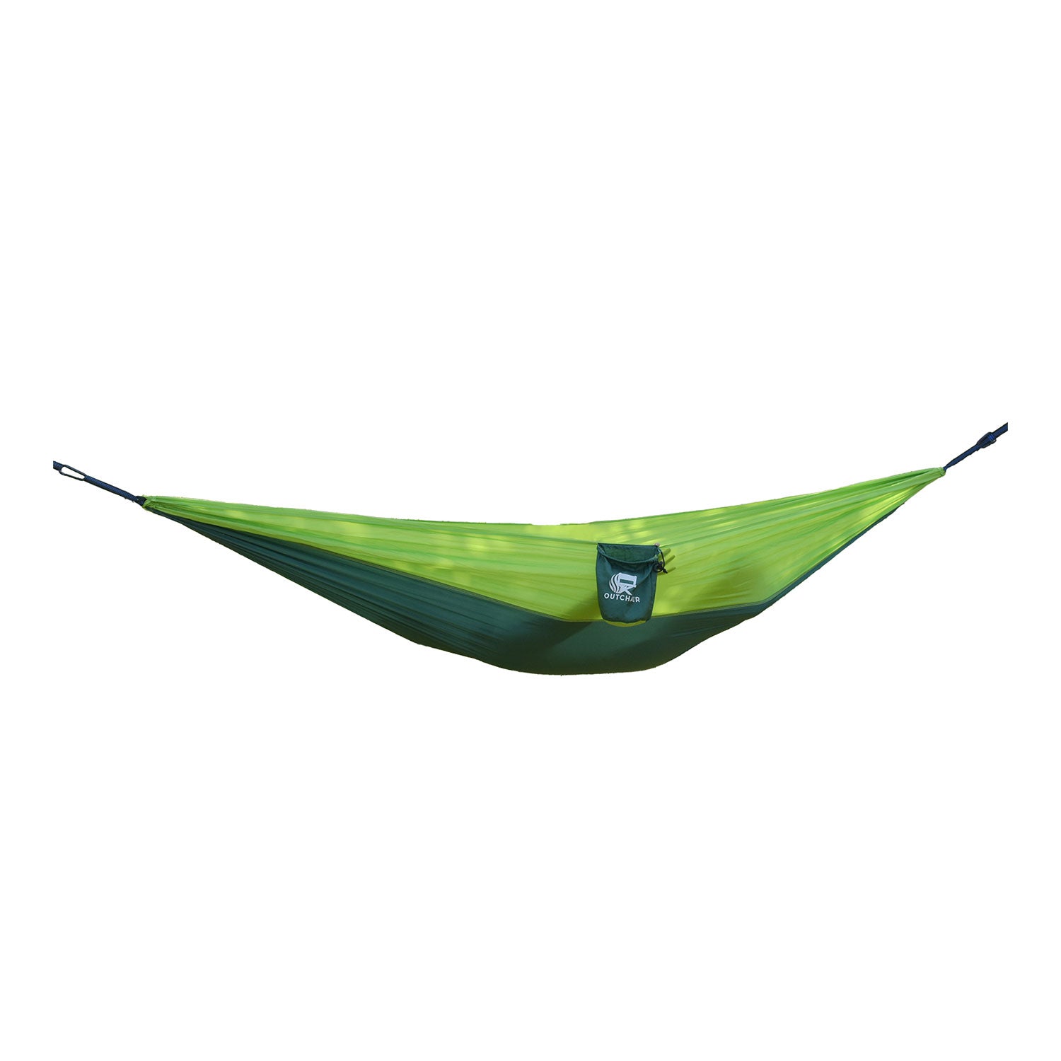 Eine robuste, superleichte Hängematte in Grün und Blau mit einem kleinen befestigten Aufbewahrungsbeutel und Logo hängt vor einem weißen Hintergrund. Sie wirkt leicht transportierbar, perfekt für Entspannung im Freien oder Camping.