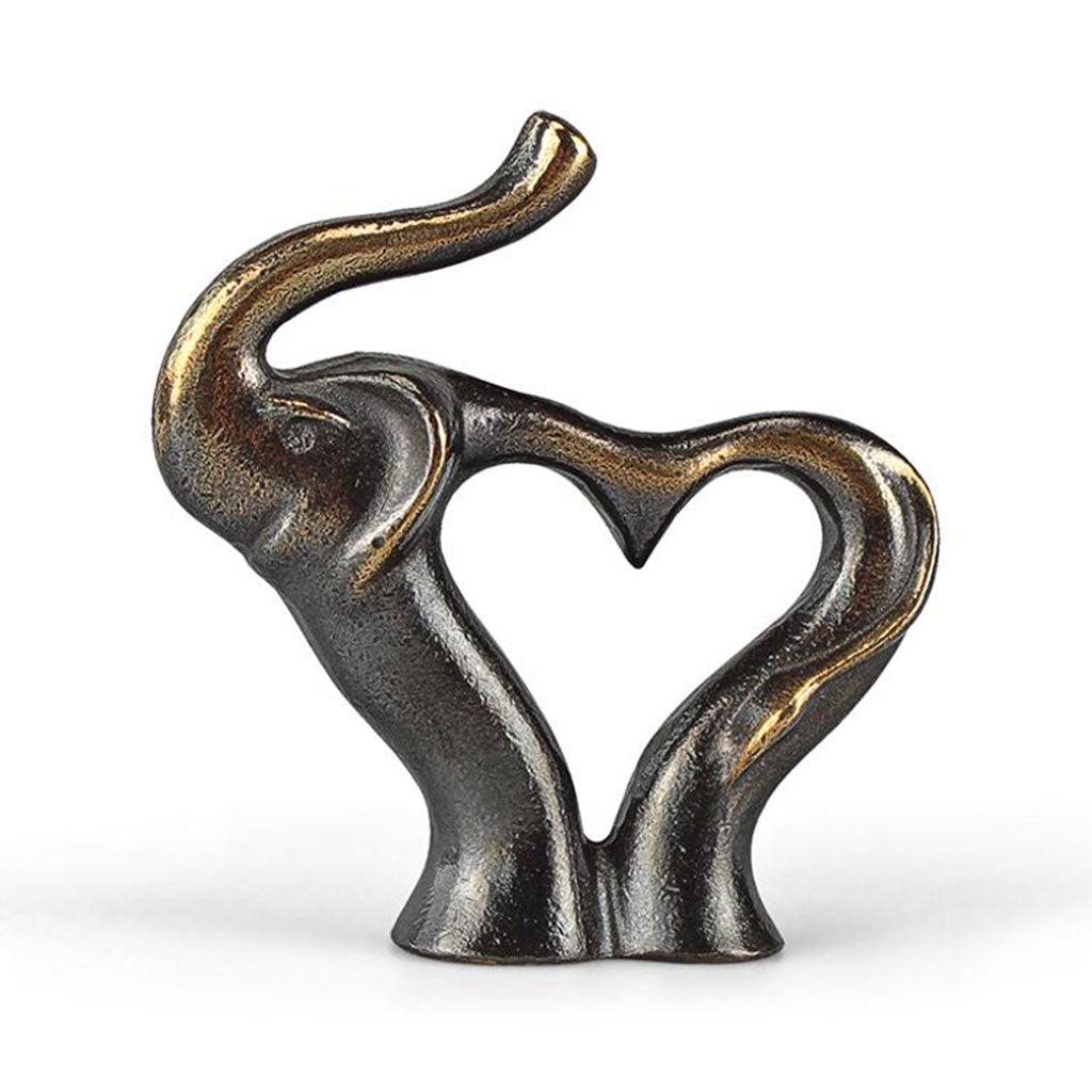 Der „Herzige Elefant“ ist eine Bronzefigur mit herzförmigen Ohren und erhobenem Rüssel. Gefertigt im hochwertigen Bronze-Sandgussverfahren, besticht er durch eine glatte, polierte Oberfläche und ein minimalistisches Design auf makellos weißem Hintergrund.