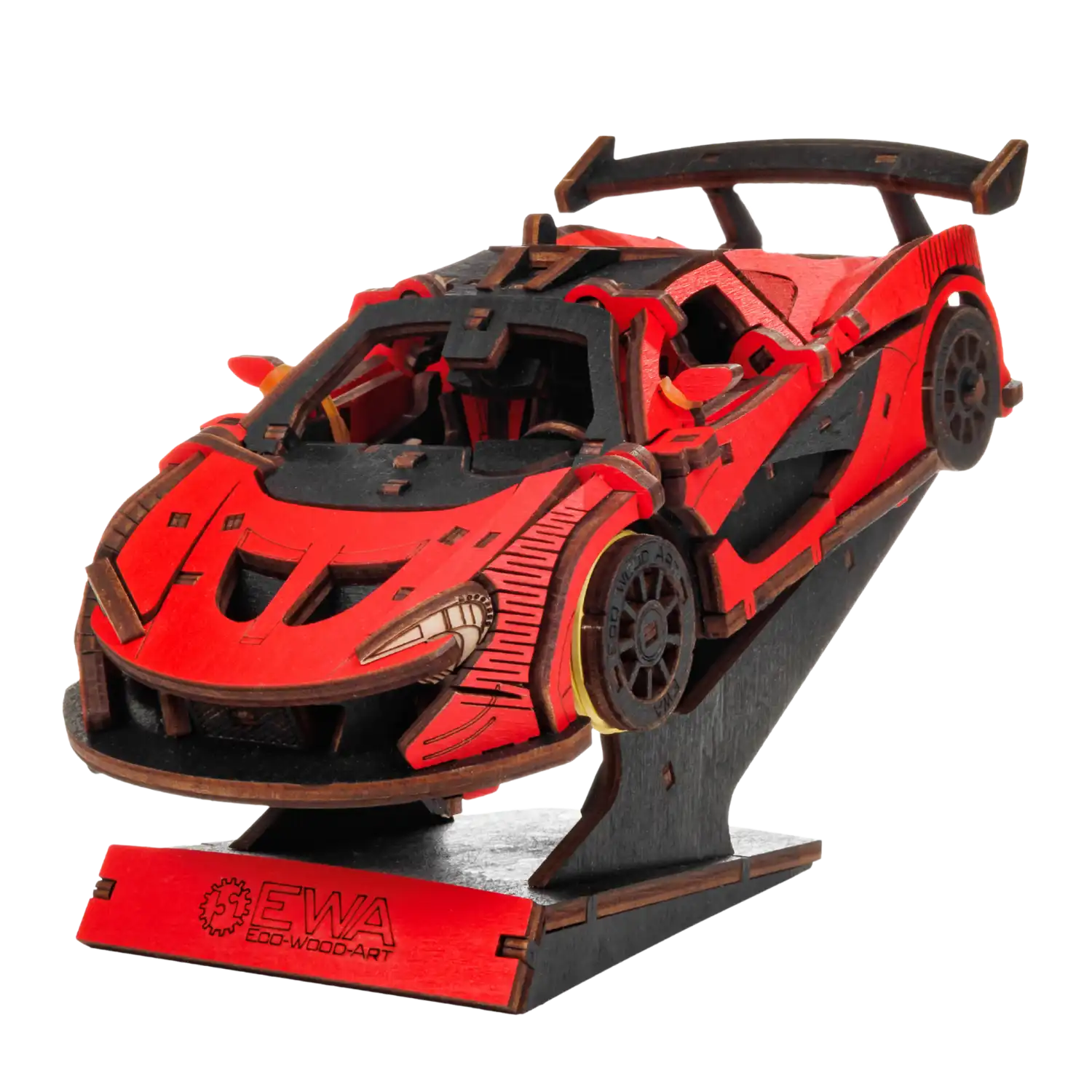 Das 3D Holzpuzzle Auto in rot ist ein detailliertes Rennwagenmodell aus Holz mit schwarzen Akzenten und offenem Cockpit, montiert auf einem auffälligen schwarz-roten Ausstellungsständer mit der Aufschrift EWA ECO-WOOD-ART, wodurch sein aerodynamisches Design hervorgehoben wird.