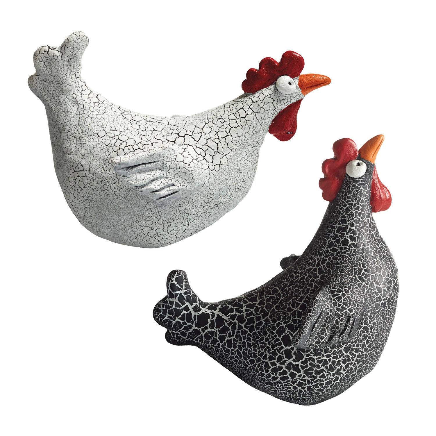 Das charmante Hühnerset „Bea und Ida“ besteht aus keramikähnlichen Hühnerfiguren aus Polyresin mit rissiger Textur. Eine ist weiß, die andere schwarz, beide mit roten Kämmen und orangefarbenen Schnäbeln. Das dekorative weiße Huhn sitzt elegant über seinem schwarzen Gegenstück, beide blicken nach rechts.