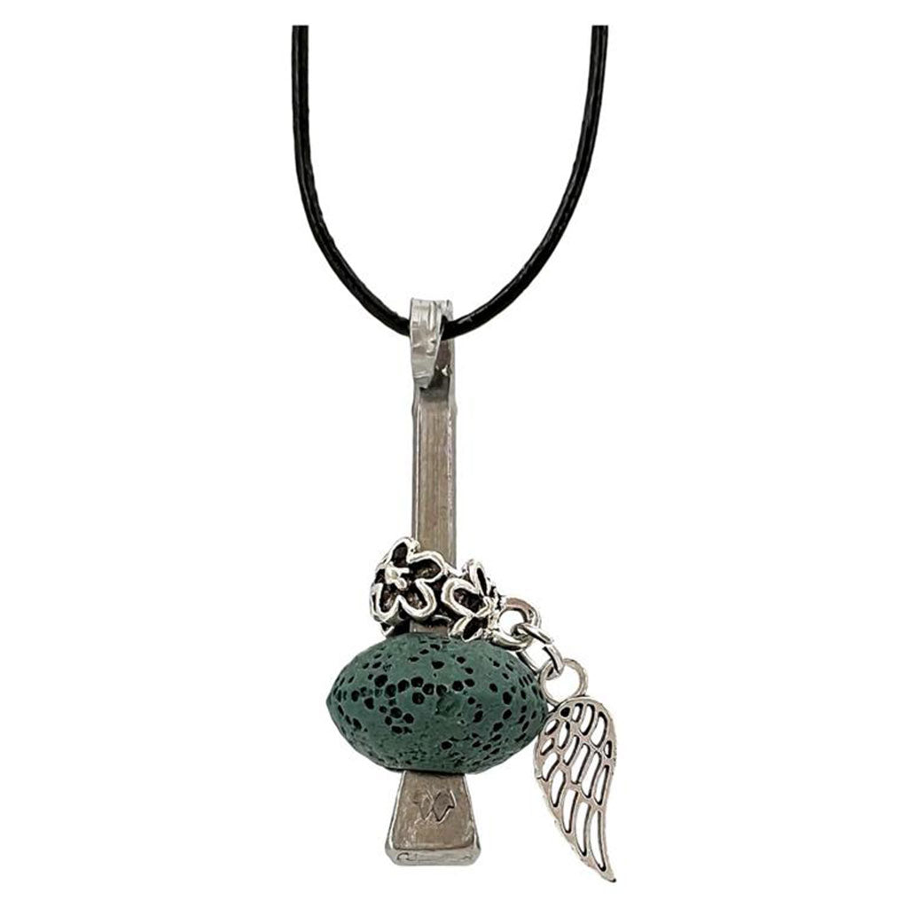 Der Hufnagel-Schmuck mit grünem Lavastein und Engelsflügel besteht aus einer schwarzen Kordelkette mit einem Anhänger in Form eines Gitarrenhalses, einer Perle aus grünem Lavastein, einem dekorativen silbernen Flügelanhänger und einem Ring mit Blumenmotiv, die alle als Glückssymbole gelten.