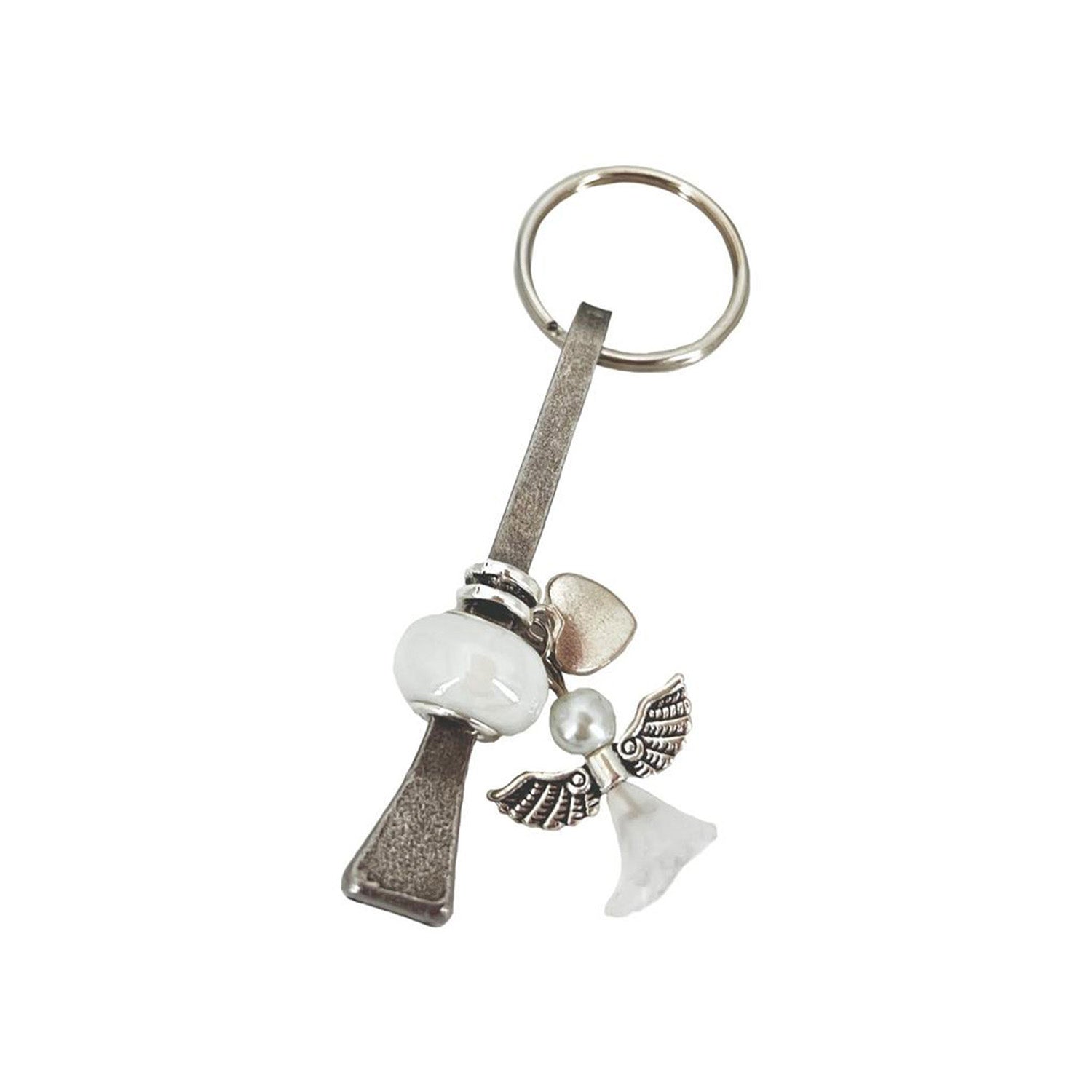 Der Hufnagel Schlüsselanhänger mit Porzellanperle und Engel besteht aus einem Metallring, einem Metallstreifen, einer weißen Porzellanperle, einem Herzanhänger und einem dekorativen Engel – einzigartige Handarbeit und perfekt als Glückssymbol.