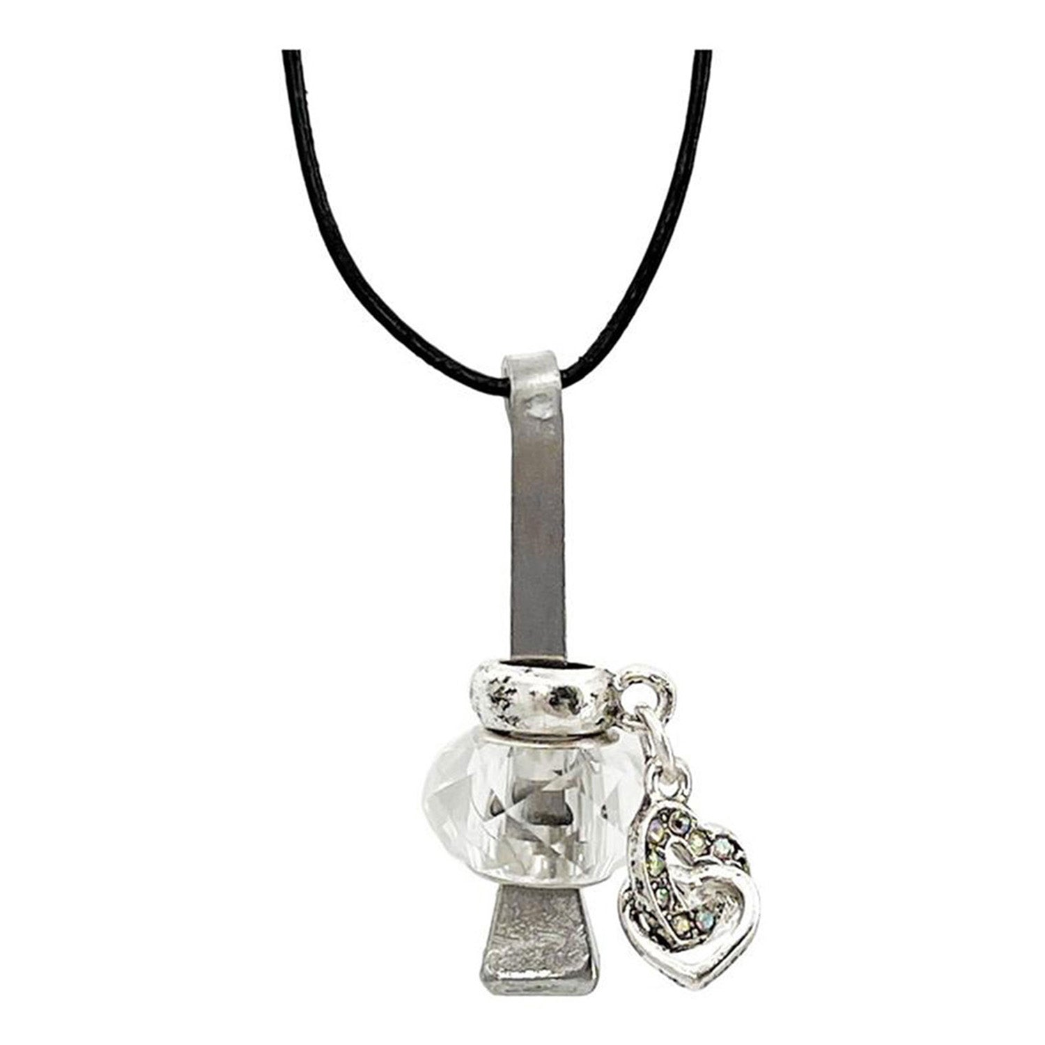 Der Hufnagel Schmuck mit Kristall und Herzanhänger ist eine schwarze Kordelkette mit einem silbernen Stab, einer klaren facettierten Perle, einem silbernen Ring und einem mit Kristallen verzierten Herzanhänger – einem handgefertigten Glückssymbol.