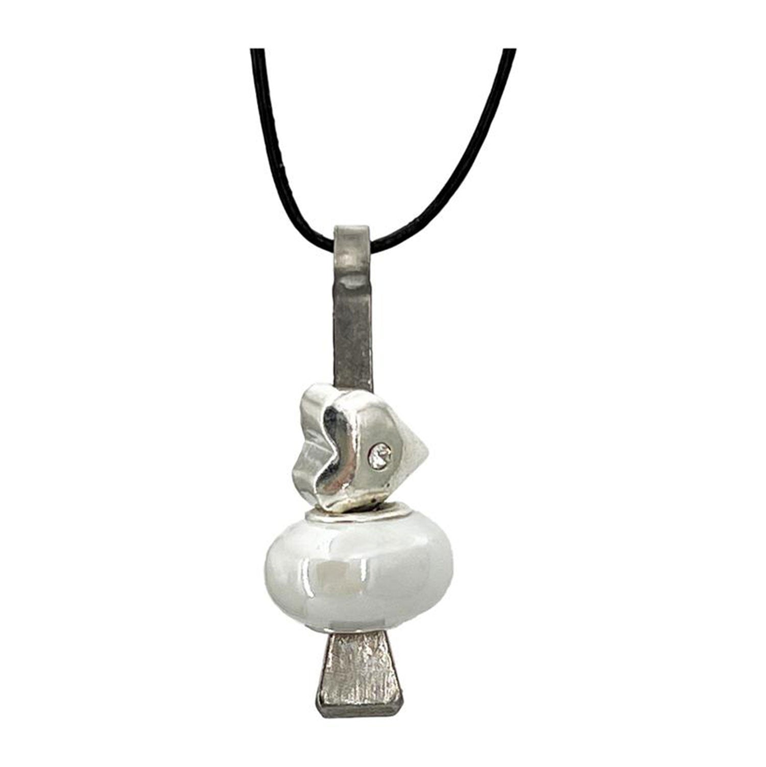 Das Hufnagel Schmuck mit weißer Porzellanperle und Herz – ein liebevoll handgefertigtes Unikat – hängt an einer schwarzen Kordel vor weißem Hintergrund.