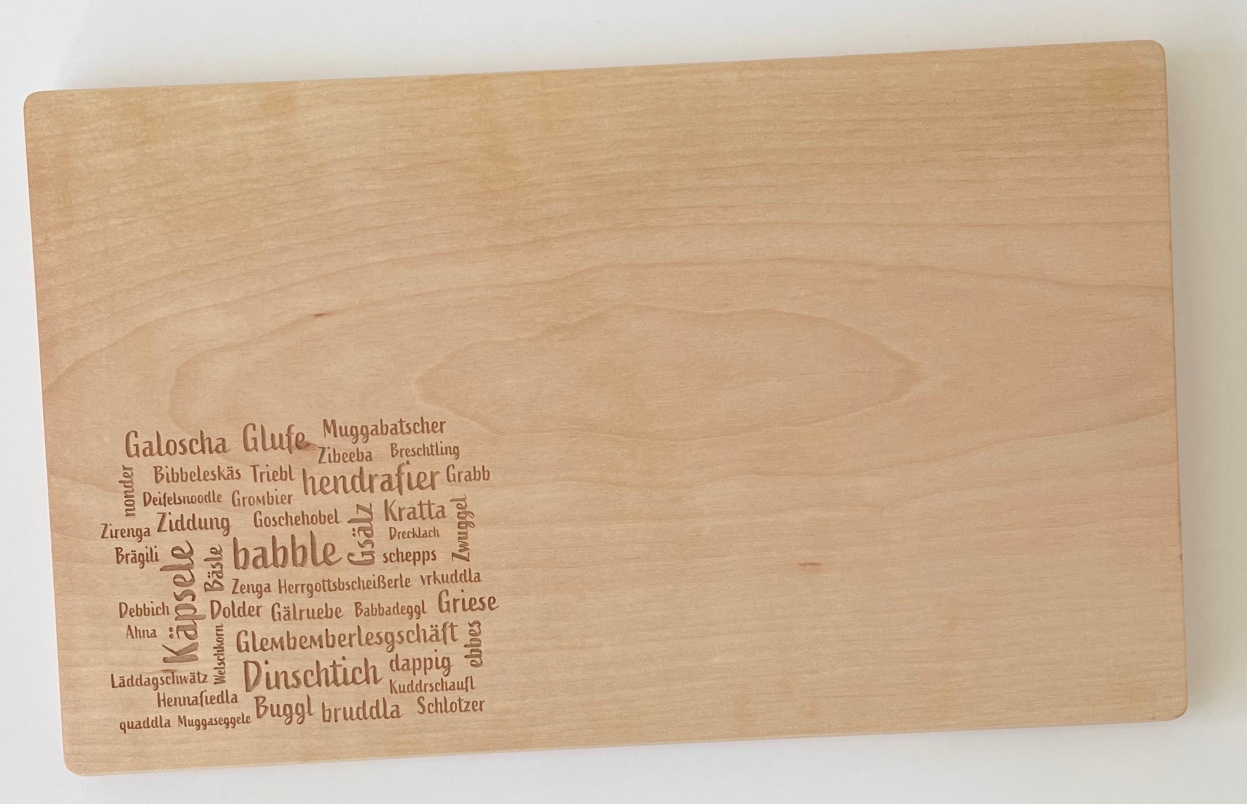 Das Mundart-Brettle zeigt in der unteren linken Ecke verschiedene deutsche Dialektwörter (Mundart-Gravur) – eine charmante Hommage an die Schwarzwälder Tradition.
